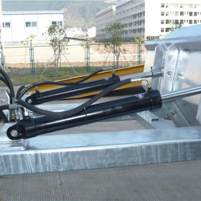 Bikaranîna makanîzasyona birêkûpêk erênî ya hêsan e. Zincîra ewlehiyê moşena ku maşîn tê de dimîne xelas dike. Sekanên weled nehiştin rê dide. Vorên vekirî yên kûrayî. 2 "lêvên jorîn ava kirin